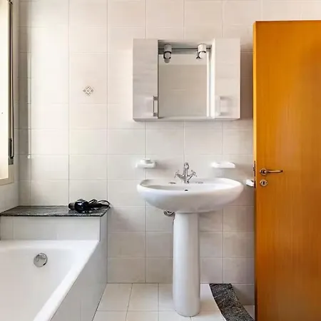 8 Guests Ac, Balcony And Wifi Apartment