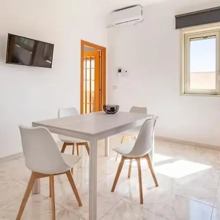 8 Guests Ac, Balcony And Wifi * Noto