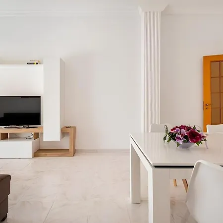 8 Guests Ac, Balcony And Wifi Apartment Noto