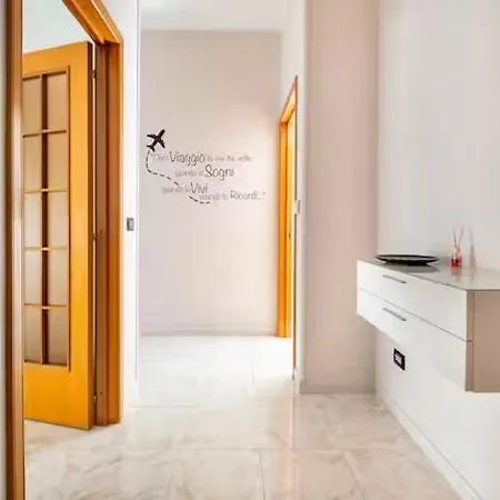 8 Guests Ac, Balcony And Wifi