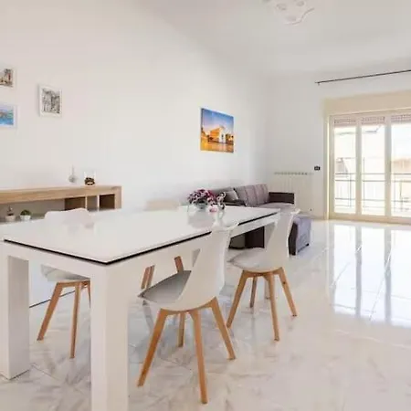 8 Guests Ac, Balcony And Wifi Noto