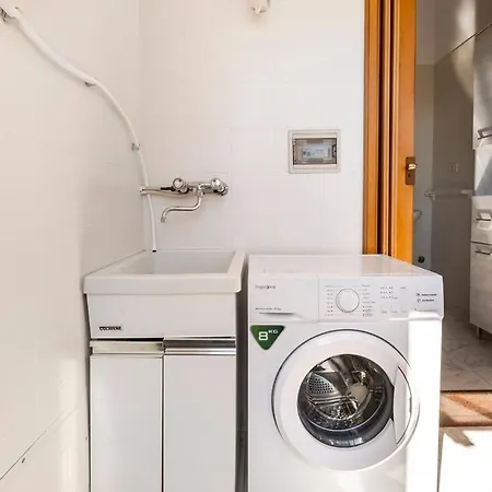 8 Guests Ac, Balcony And Wifi * Noto