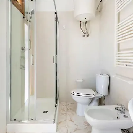 8 Guests Ac, Balcony And Wifi